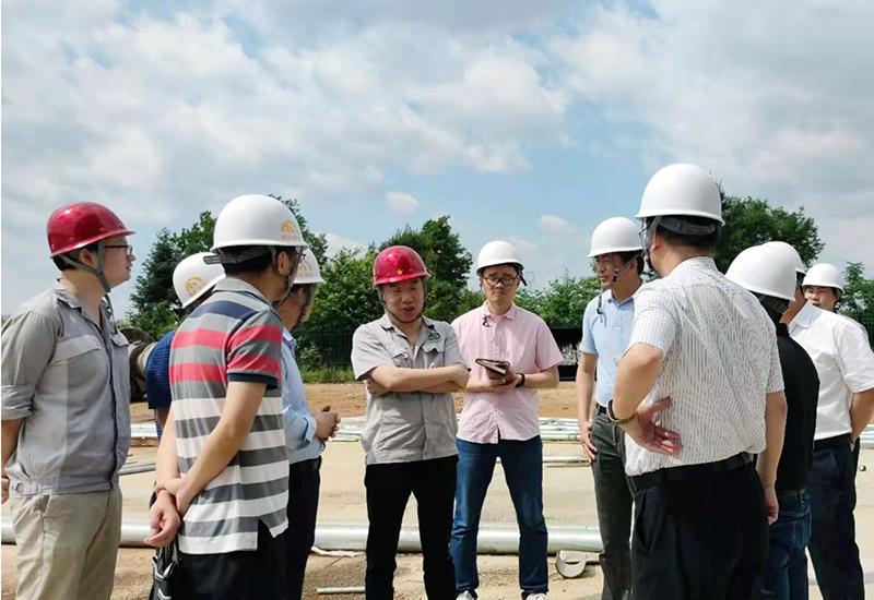 能礦錳業(yè)黨委書記、董事長肖居廣向檢查組介紹錳冶金渣項目建設(shè)情況.jpg