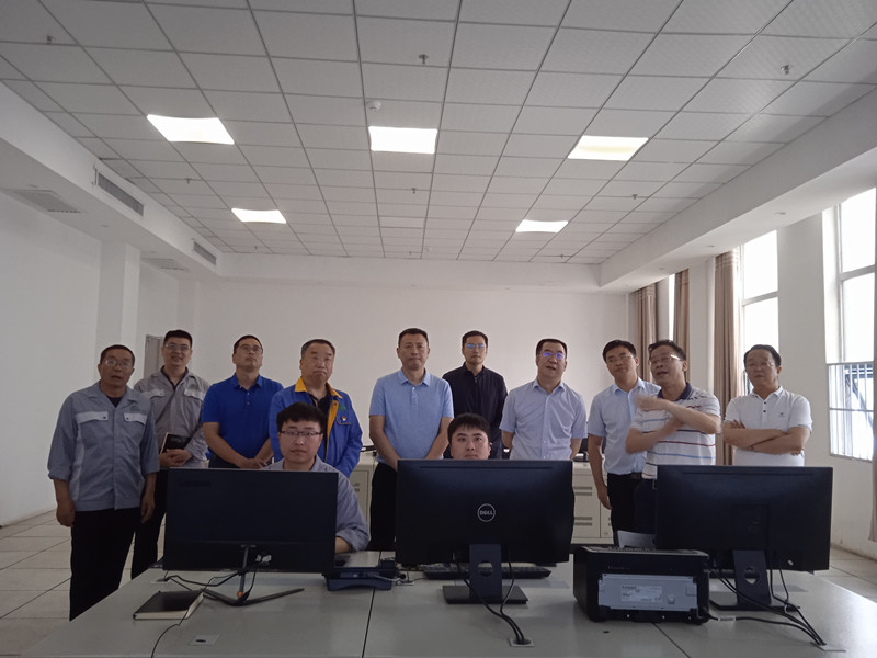 銅仁市稅務(wù)系統(tǒng)到能礦錳業(yè)集控中心聽取匯報(bào).jpg