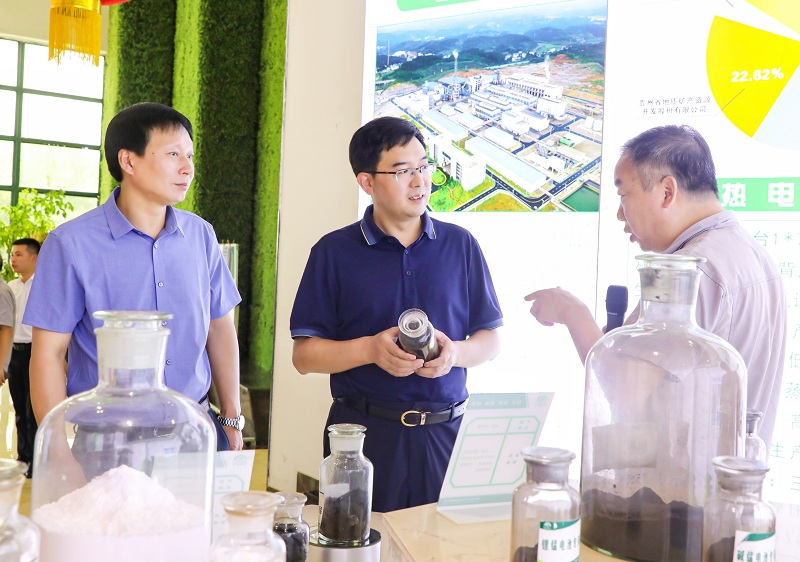 銅仁市委書記李作勛在能礦錳業(yè)展廳聽取企業(yè)負(fù)責(zé)人介紹.jpg