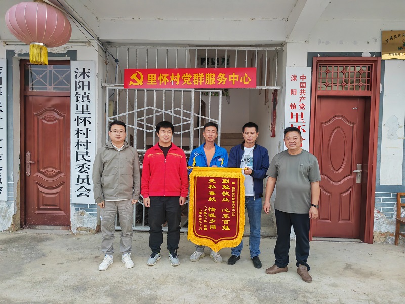 因群眾工作做得好，工作隊(duì)獲村民贈(zèng)送錦旗一面.jpg
