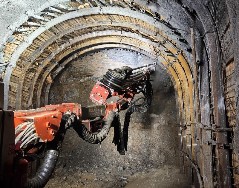 1761298394472059.jpg 摩天沖磷礦二采區(qū)1500脈內(nèi)運(yùn)輸巷(基建).jpg