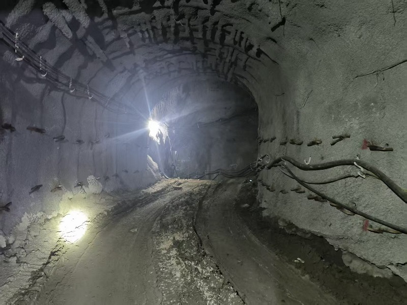 1761298595697250.jpg 六盤上山超前管棚架拱噴漿聯(lián)合支護(hù)段.jpg